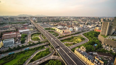黄昏时分现代城市中心区道路交叉口