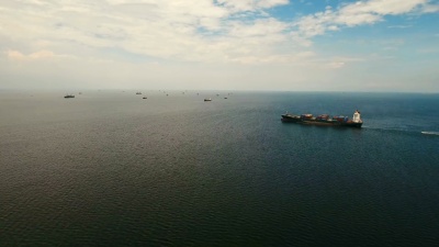 停泊在海里的空中货船。菲律宾，马尼拉