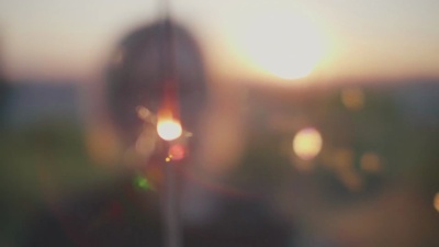 日落中有火花的女人