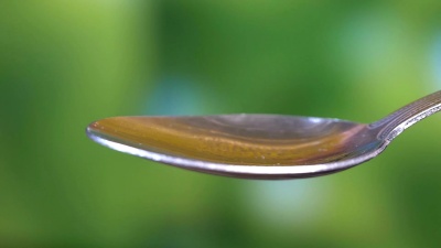慢动作滴橄榄油