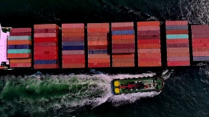  集装箱货船和运输，商务国际贸易和集装箱物流进出口港口到国际港口/货船通过港口-从无人驾驶飞机俯瞰