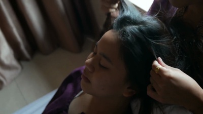 年轻女子享受泰式按摩放松