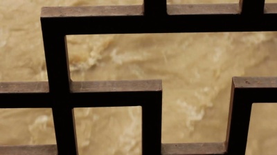 流经金属桥栏杆的水流