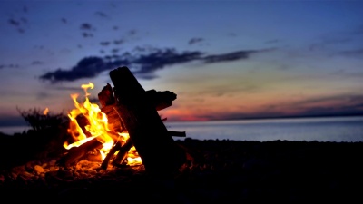 海滩上的Bonfire女士