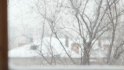 慢动作 冬天的降雪-窗外的景色