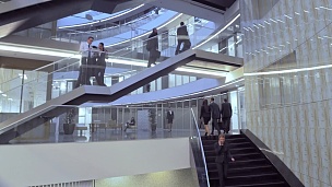 空中繁忙的商务楼楼梯