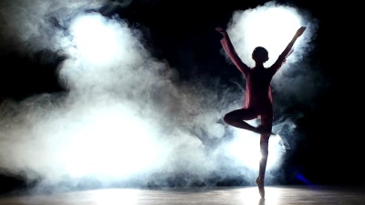 舞蹈家在工作室跳舞。剪影。慢动作
