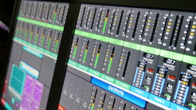 音频混音器屏幕和音频均衡器跳跃的画面