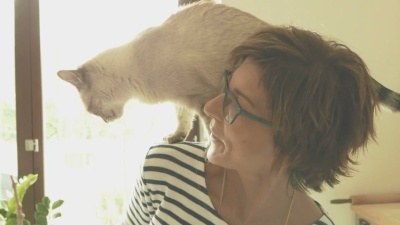 家猫与微笑的女人玩耍，柔和的形象，慢动作