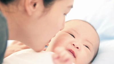 母亲带着她刚出生的男婴。