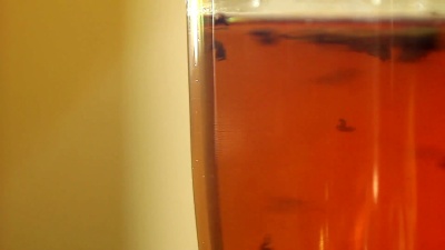 往茶里加牛奶