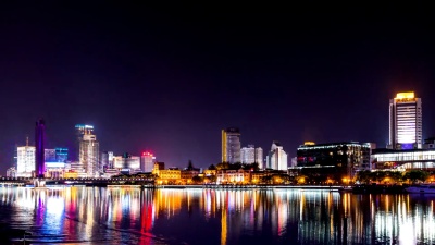 夜里宁波河岸的天际线和照明建筑。