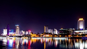 夜里宁波河岸的天际线和照明建筑。