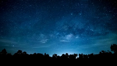 美丽夜空银河系恒星的 延时摄影。