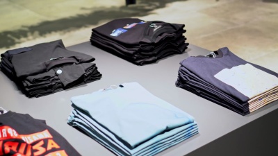 百货公司、购物中心时装服装店的服装衣架上展示的 服装和销售镜头场景和服装概念
