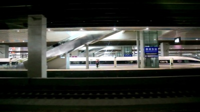 高速列车从郑州火车站开出
