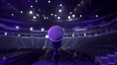 音乐会场地舞台上的麦克风