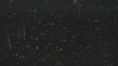 夜里雨水顺着窗户飘下来。