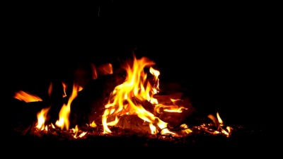 夜间营火。在橙色火焰中燃烧原木