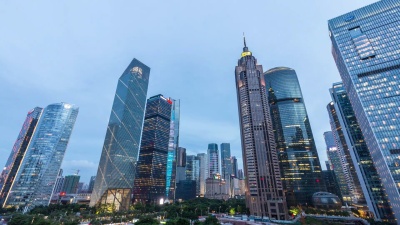 日落时分，广州市中心的现代写字楼。时间间隔