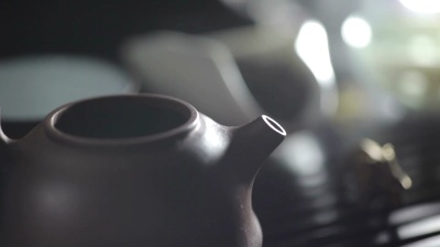 倒入粘土茶壶的水