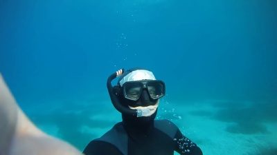   游回水面的潜水点