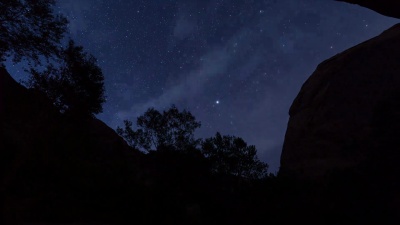 郊狼峡谷天然桥与银河系穿越天空