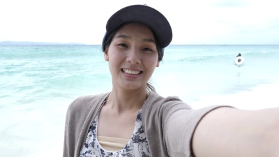 年轻的亚洲女性Skype视频通话
