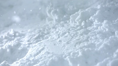   Super Slow-Mo 滑雪板落在雪上