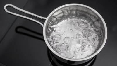 小平底锅里的水沸腾