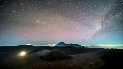 火山的延时安装了一个活跃的银河系，晚上交通很少。Bromo Tengger Semeru国家公园，东爪哇，印度尼西亚