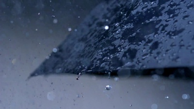 雨和伞，慢动作