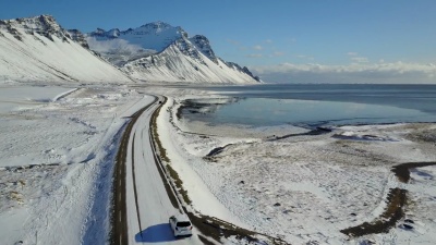 冰岛东海岸冬季雪山景观飞过冰雪路面