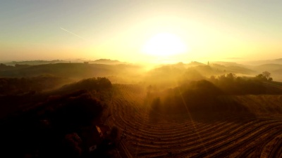 雾蒙蒙的夕阳中的空中乡村