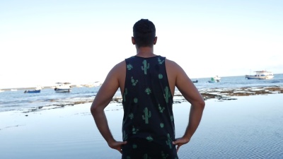 在巴西Forte Beach放松的家伙