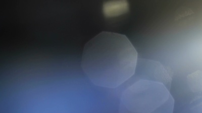光线从带有美丽耀斑的玻璃中渗漏出来