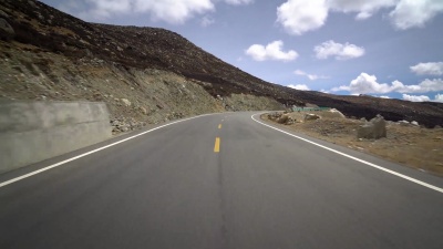WS POV在高速公路上行驶/中国四川