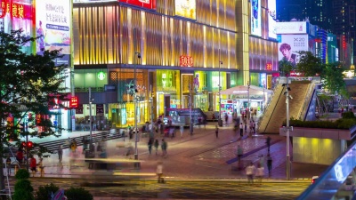 夜幕照亮深圳市著名购物街全景 时光流逝中国