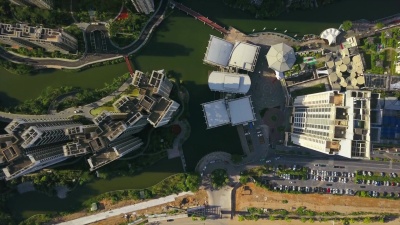 阳光明媚的珠海城市生活公寓楼池塘河边空中屋顶观景 中国