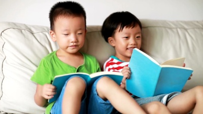 孩子们在看书