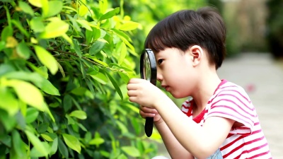 孩子们玩放大镜