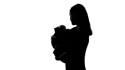 女人抱着娃娃当自己的孩子，为失去新生儿而悲伤，堕胎