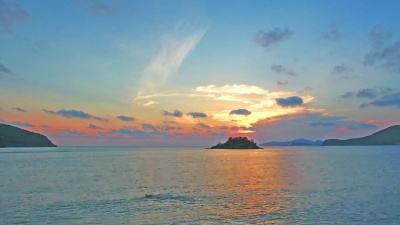 鸟瞰。海上日落/日出