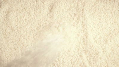 手和白色长粒米饭