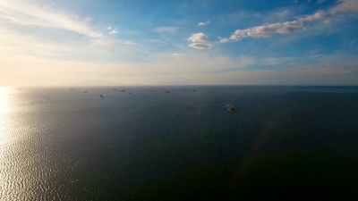 停泊在海里的空中货船。菲律宾，马尼拉