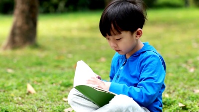 孩子们在公园里读书