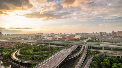 日落时分现代城市中心区道路交叉口