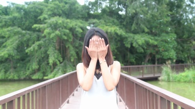 亚洲女孩在公园玩得开心