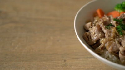 冬虫夏草，猪肉米饭配温泉蛋和蔬菜