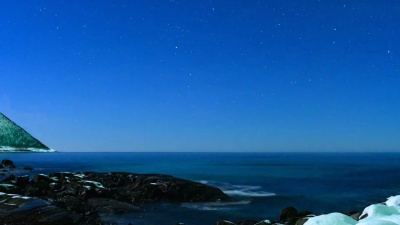 北极光，极光或北极光在夜空中